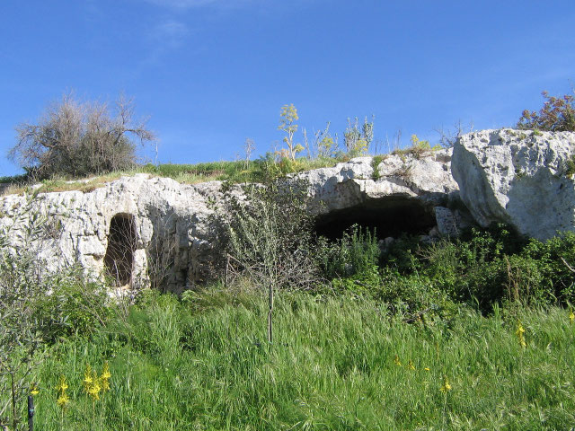 Grotta delle due lettighe, ingresso