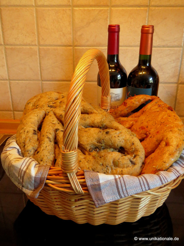 Fougasse mit Oliven und Fougasse mit sonnengetrockneten Tomaten im Korb