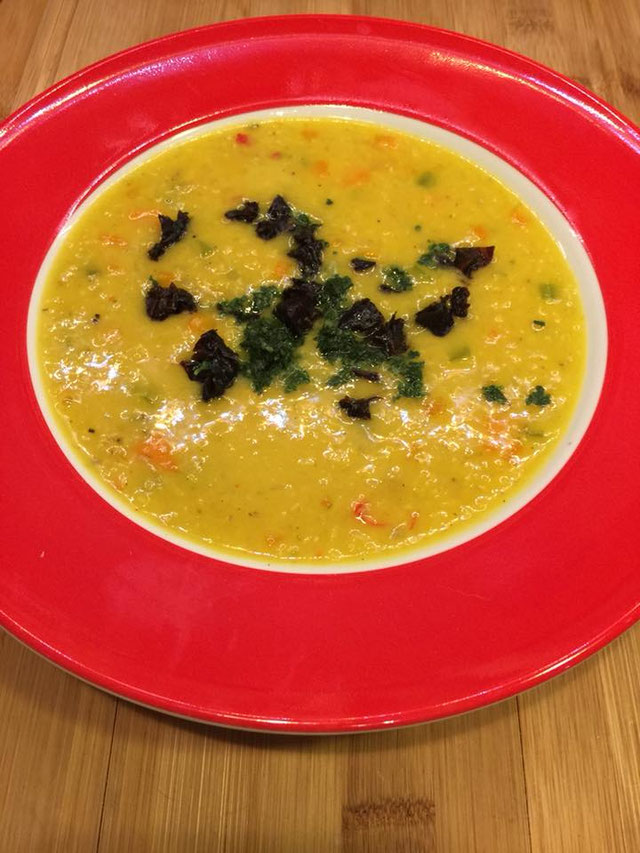 Gelbe Linsensuppe mit Backpflaumen, Chili und Koriander - Der Huber ... Gelbe Linsensuppe mit Backpflaumen, Chili und Koriander - Der Huber ...