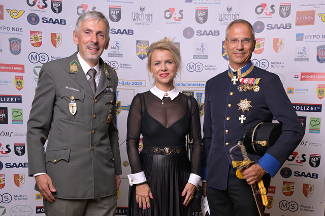 Bataillonskommandant DI Obst Korkonai begrüßt den Präsidenten des Deutschmeisterbundes Obstlt Tarbuk, begleitet von seiner Gattin