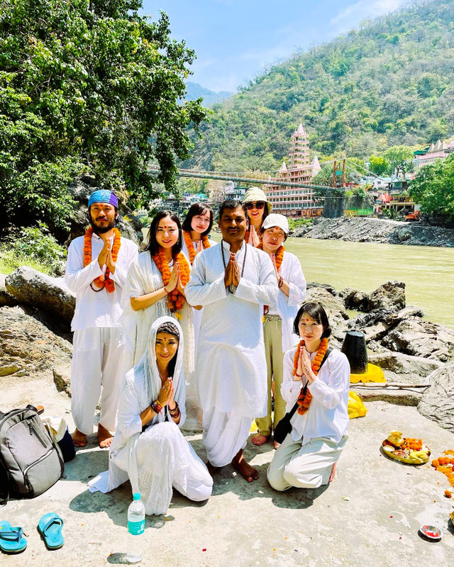 Narayan Guruji & Satyaprema with the students
