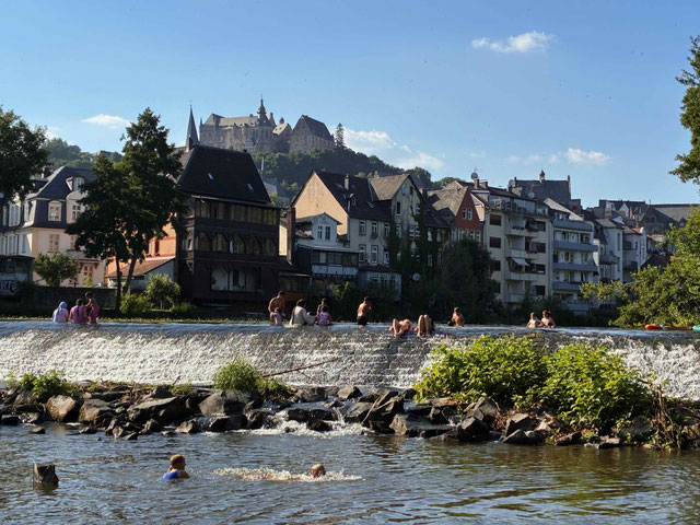 Die Hitzewellen werden immer heftiger. In der Lahn war es noch erträglich. Foto: Michael Kopatz