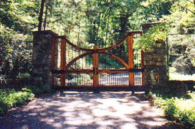 LE PORTAIL QUI CONDAMNE L'ACCES A LA PARCELLE DU CIMETIERE PRIVE DE LA FAMILLE JOHN DAVISON ROCKEFELLER. C'est là que reposent Nelson, John, Laurance.....Route 9 Sleepy Hollow. N.Y. Photo Erik LANDER avec nos remerciements..