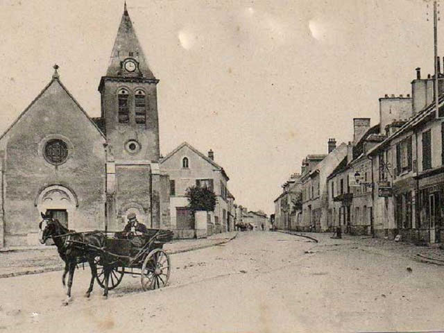 PLACE DE L'ELISE ET RUE DE PARIS VERS 1900 ?.