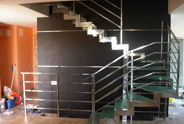 Escaleras con estructuras, en acero inoxidable y hierro. Somos