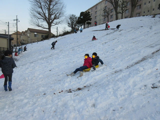 横浜市栄区で積雪はまれです。雪が降ったなら、学童の横でみんなで雪あそび！（くでん学童）