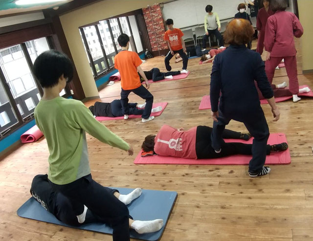 千照館での丹足稽古の様子