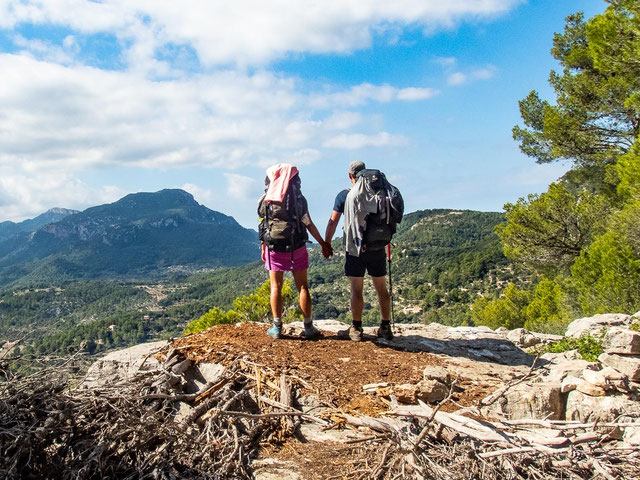 Panoramablick auf das Tramuntana-Gebirge entlang des GR 221 auf Mallorca