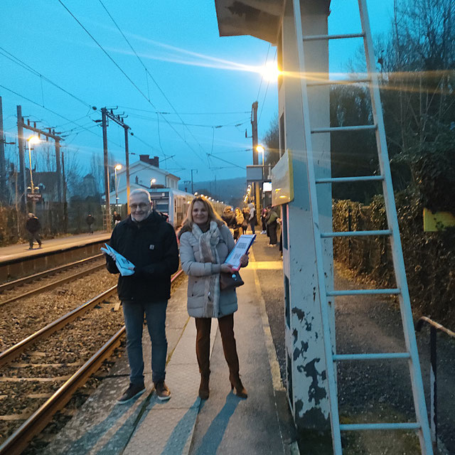 De gauche à droite : Éric Rousseau, adhérent du CDIU et Christine Pérardel tractent en gare de Nogent-l'Artaud.