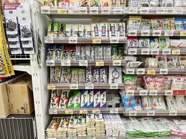 スーパーマーケットの乾麺コーナー