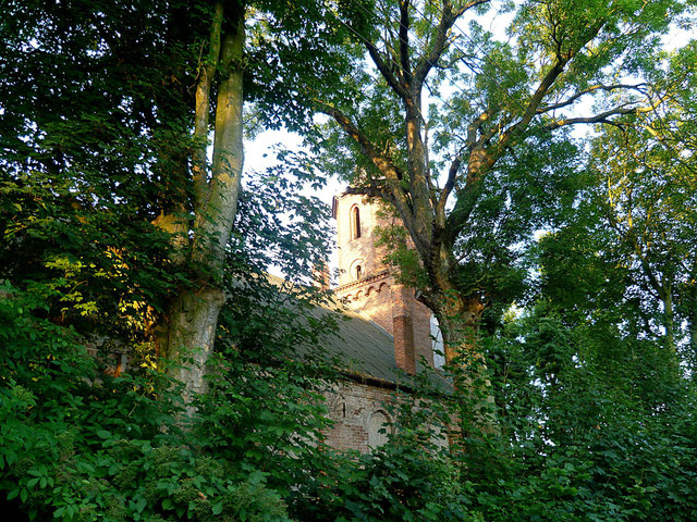 Kościół z XIVw., który popada w ruinę.