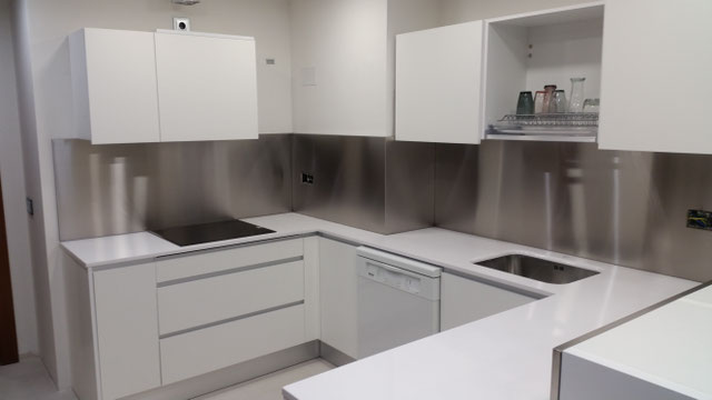 Trasera, salpicadero y panel de cocción de acero inox - Aceros Rago