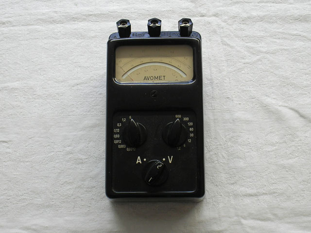 Multimeter Metra Blansko von 1956 für Wechsel und Gleichstrom.