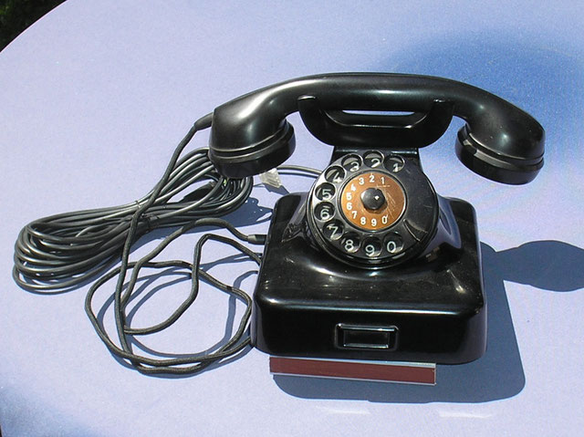 ZB Telefonapparat Modell W 48 standart schwarz von Siemens & Halske Berlin. Fertigung  1958