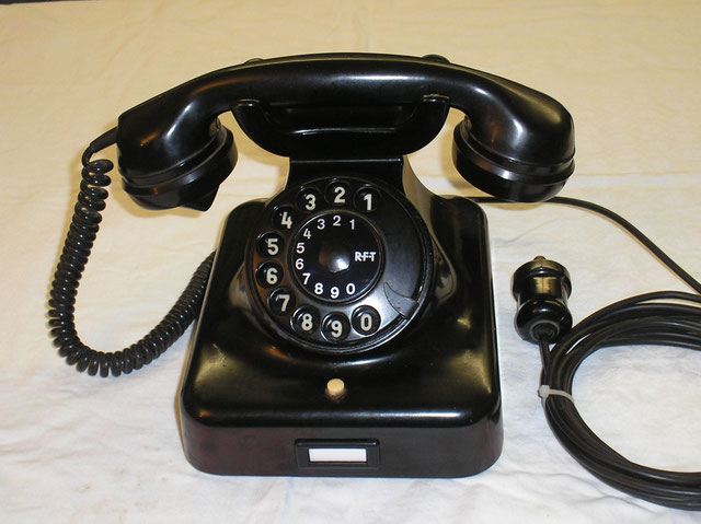 Telefon Modell W 38 aus DDR Fertigung von 1957 mit Pressglas - Weckerschalen.