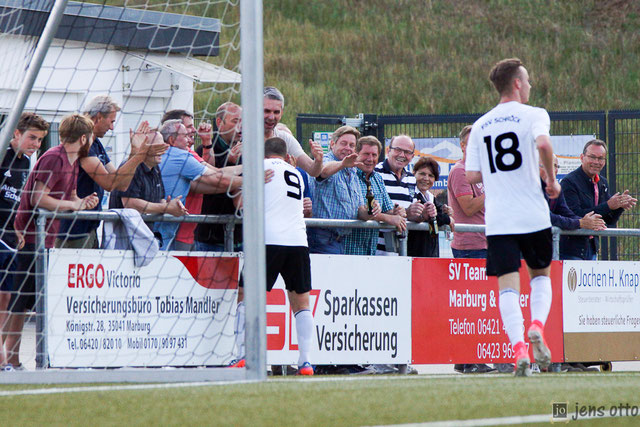 Nach seinem zweiten Treffer zum 3:0 genoss Andy Schoch das Abklatschen bei den Schröcker Fans