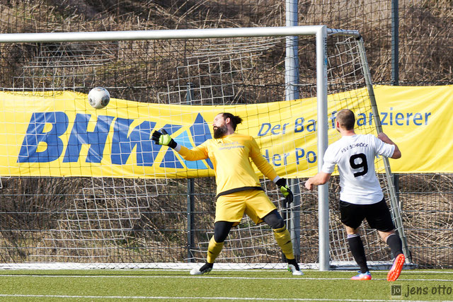 Das Foto zum 1:0 durch Andy Schoch in der neunten Spielminute. FC- Schlussmann Julian Hilbert hatte nur noch das Nachsehen 