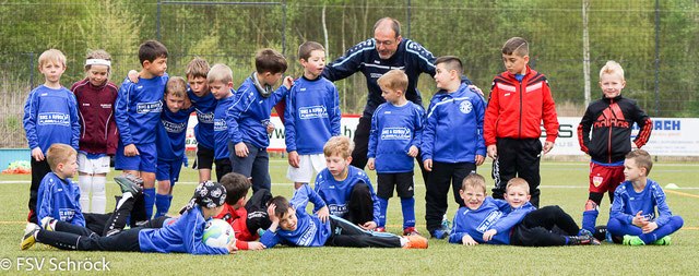 FSV- Co Trainer Stephan Banf mit seinem Team beim Fußballcamp