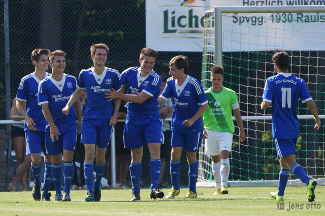 Das Team beglückwünscht Torschütze Sven Bartsch zum erzielten Treffer