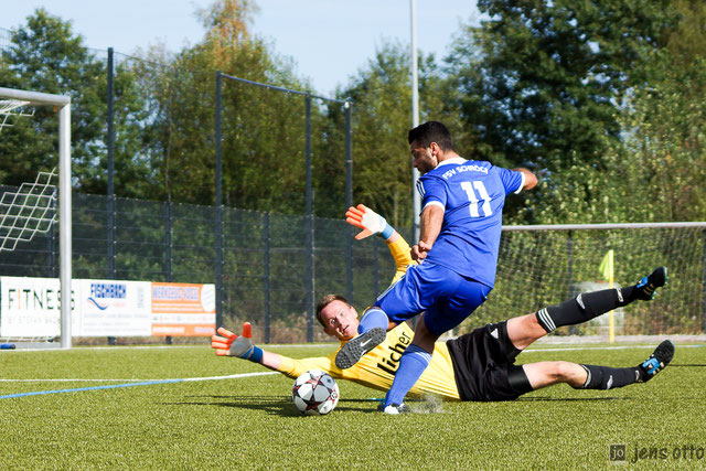 Alban Ademi scheitert zunächst am RSV Schlussmann Joachim Netsch, erzielte im Spiel dann aber noch zwei Treffer. 