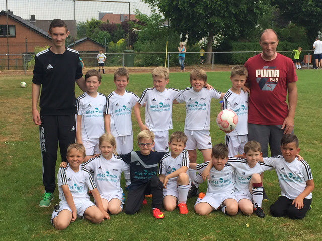 Unsere F- Junioren mit ihren Übungsleitern Steffen Vandirk und Carsten Kuhn