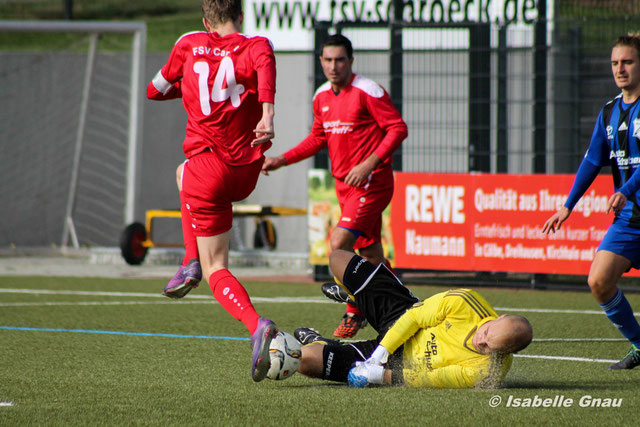 Starker Rückhalt beim FSV Schröck, Jonas Wagner klärt gegen Cappels Kapitän Yannik Pohl
