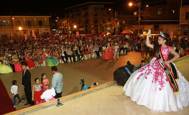 La "Niña Cantón Bolívar", Fabia Romina, saluda al público después de haber sido investida. Calceta, Ecuador.