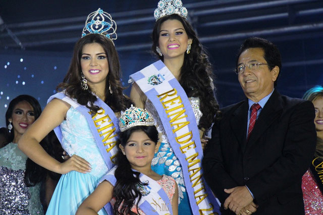 La nueva reina de Manta (centro), acompañada por su antecesora, la reina infantil y el alcalde. Manta, Ecuador.