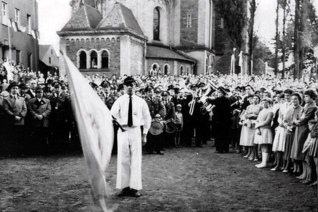 Fahnenschwenker Heinz Weyer vor dem Pastorat bei der Proklamation 1959. Quelle: SSB