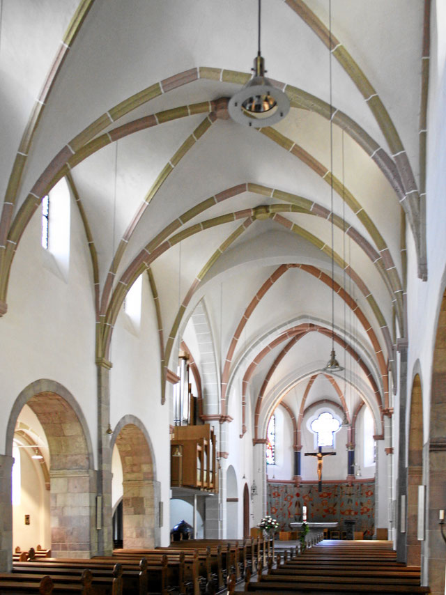Innenraum der Pfarrkirche Sankt Johannes der Täufer zu Erkrath. Quelle: Wikipedia, Urheber: Beckstet (unter Creative-Commons-Lizenz)