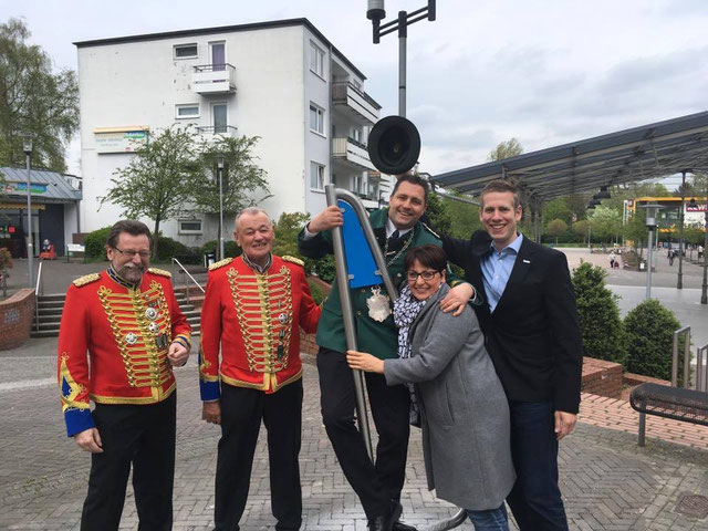 Übergabe der Spielgeräte durch das Königspaar 2015/2016 Dirk und Tina Hanten, den amtierenden König Gerhard Hanten und Brudermeister Wolfgang Heß an den Erkrather Bürgermeister Christoph Schultz. Foto: Hr. Knippschild, Stadt Erkrath