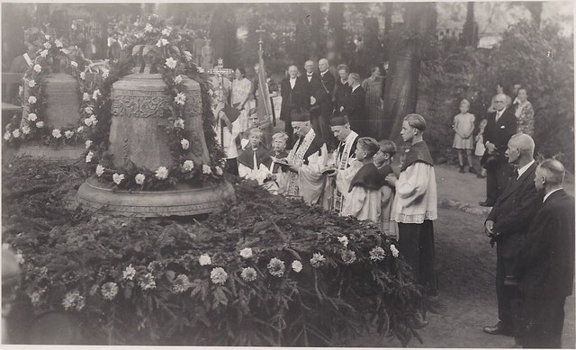 Heimholung der Glocken 1947. Auf dem Bild: Günther Denker, Klaus Moess, Kaplan Nolden, Pfarrer Dr. Mohnen, Günther Schlechta. 2. von rechts: der "Schweizer" Herr Moritz. Bild: Archiv Margret Becker-Adelskamp