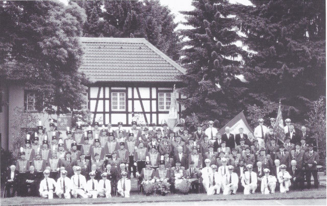 Die Bruderschaft im Jahr 2000. Quelle: Festschrift zur Kreuzaufstellung.