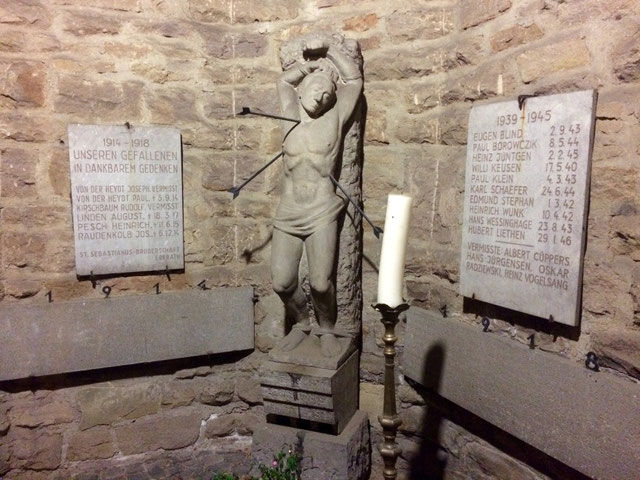 Statue des heiligen Sebastianus neben der Pfarrkirche St. Johannes der Täufer. Bild: Peter Adelskamp