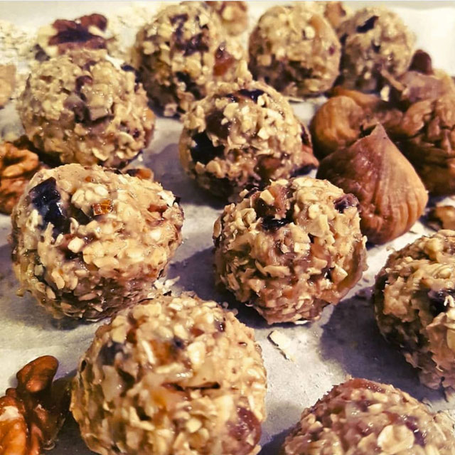 Zuckerfreie Energy Balls mit Datteln highproteinfood.de