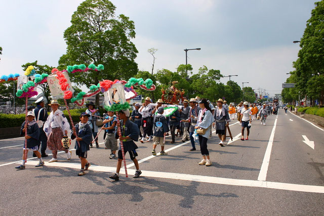 平成22年度 琴平神社祭礼 公津の杜駅に向かう途中の大通にて 先頭から後方の山車まで見えないくらいの大行列!!