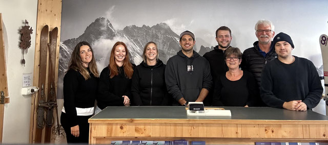 Team Foto im Verkaufsraum des Skiverleih
