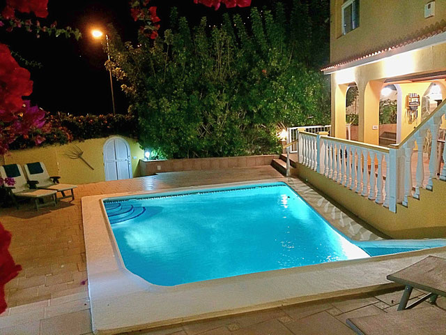 Pool bei Nacht