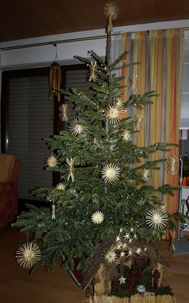 Weihnachtsbaum Strohsterne, Strohkugeln und andere Ideen, gefertigt