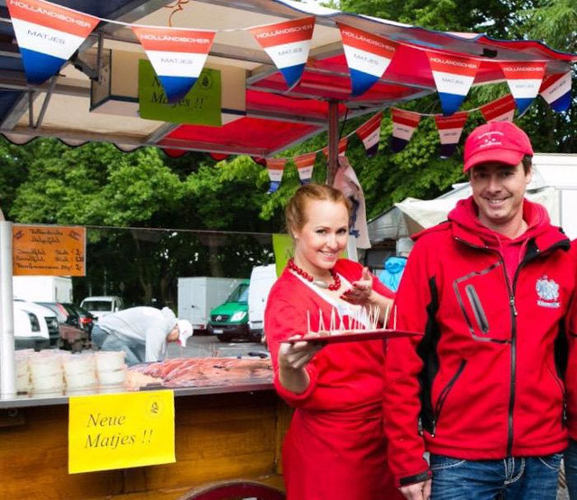 Die Chefin und der Chef präsentieren leckere Probierhäppchen