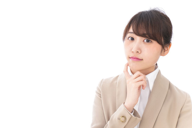 社会保険や労働保険の手続きについて悩む事業主のイメージ