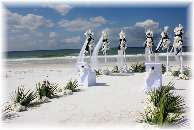 Ein Traum in Weiß und einer Farbe Ihrer Wahl für Ihre Hochzeit in Florida, erfüllen Sie sich den Traum einer Strandhochzeit in Florida. 