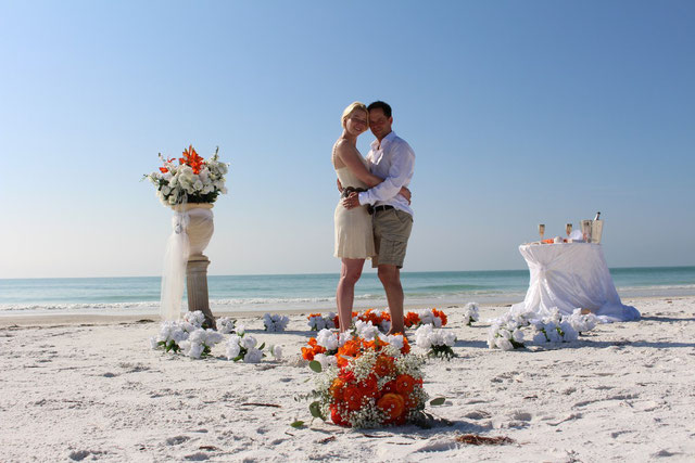 Romantische Hochzeit in Florida oder Erneuerung Ihres Eheversprechens. Auch eine symbolische Hochzeit ist auf Anna Maria Island ein wahrer Traum