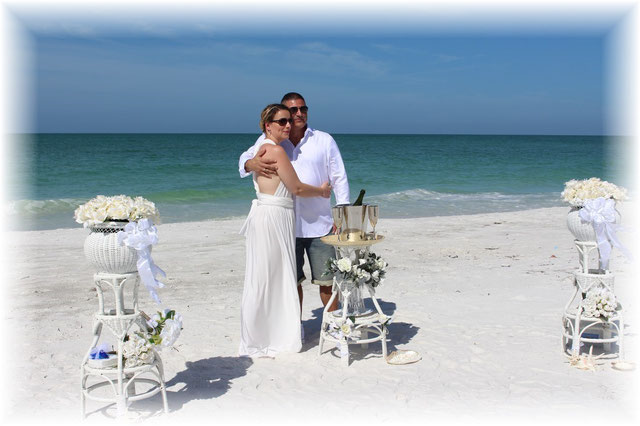 Eine Hochzeit am Strand von Florida ist eine wundervolle Erinnerung an den Moment, an dem Sie Ihre Liebe geschworen haben, heute und für immer. 