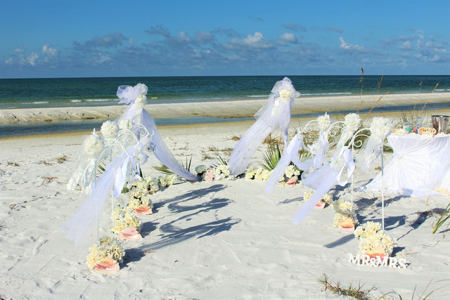 Erleben Sie Ihre Hochzeit am Strand von Florida oder planen Sie die Erneuerung Ihres Ehgelübdges. Auch eine szmbolische Hochzeit ist hier am Strand möglich als auch eine romantische gleichgeschlechtliche Hochzeit. 