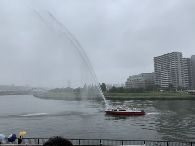 隅田川の消防艇から放水