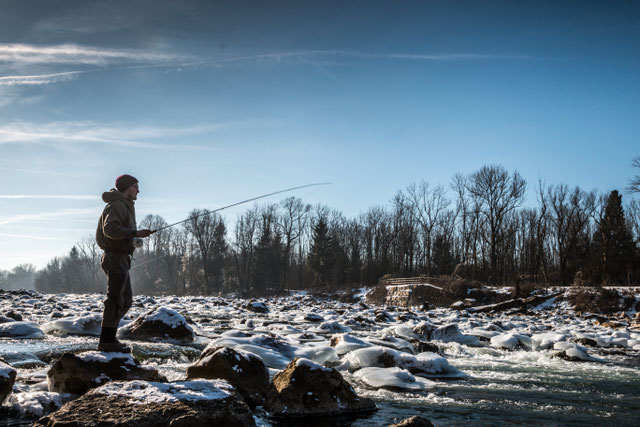 Our dude Maxi flyfishing for the hucho in the Isar river in Munich | Maxi an der Isar in München beim Fliegenfischen auf Huchen
