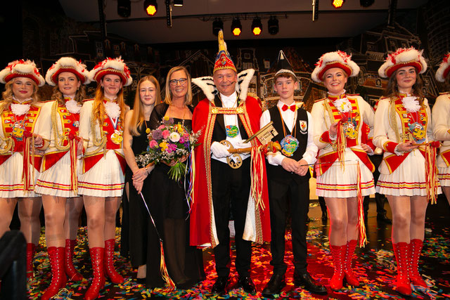 Die Proklamation von Prinz Stephan III. (hier mit Gemahlin Elke, Tochter Martha und Sohn Friedrich)