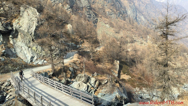 Attraversiamo il ponte che ci separa dalla Conca del Pra