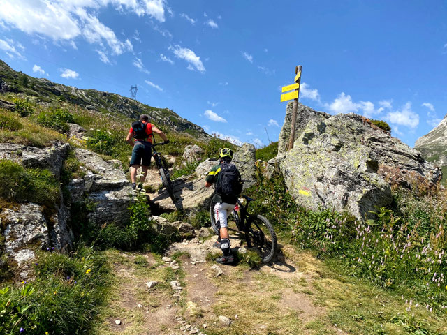 Dal Rifugio si imbocca il single track in direzione colle del Petit Moncenis , ..... qualche passaggio a  mano